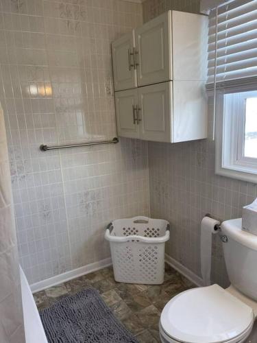 ein Badezimmer mit einem weißen WC und einem Waschbecken in der Unterkunft 1 Bedroom, 1 Bath, Ranch Style 