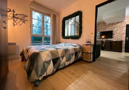 une chambre avec un lit et un grand miroir dans l'établissement APPARTEMENT IDÉALEMENT SITUE - DISNEYLAND PARIS, à Serris