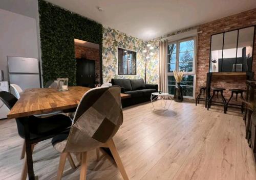 un salon avec une table et un canapé dans l'établissement APPARTEMENT IDÉALEMENT SITUE - DISNEYLAND PARIS, à Serris
