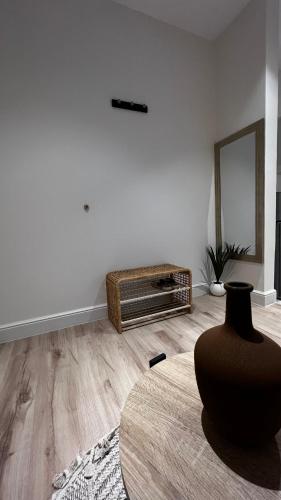 un salon avec un vase posé sur une table dans l'établissement استديو أنيق, à Riyad
