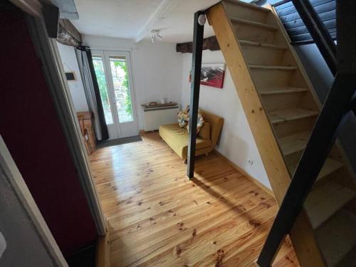 Cottage including secret garden في La Trinité-Porhoët: درج في غرفة مع أرضية خشبية