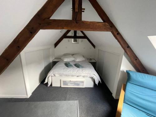 una camera da letto con letto in mansarda di Cottage including secret garden a La Trinité-Porhoët
