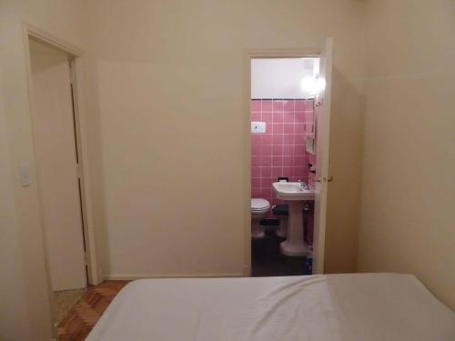 a room with a bathroom with a toilet and a sink at Departamento 2 ambientes Centro de Mar del Plata in Mar del Plata