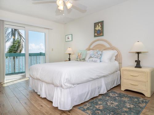 een slaapkamer met een groot bed en een raam bij Bay Watch 6a in Bradenton Beach
