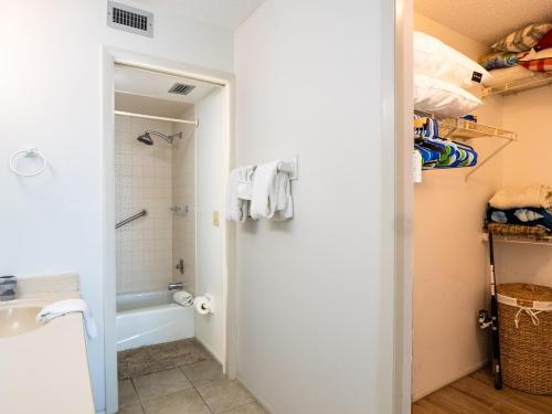een badkamer met een douche en een wastafel bij Bay Watch 6a in Bradenton Beach