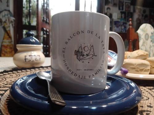 サン・サルバドール・デ・フフイにあるEl Balcón de la Tata Hostelの青い円盤の上に置かれたコーヒーカップ