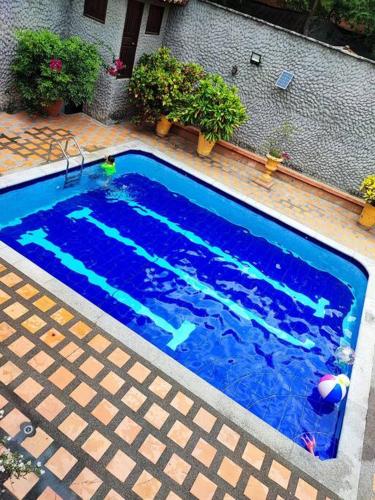 a swimming pool with blue water in front of a building at Apartamento Privado con acceso a Piscina in Santa Fe de Antioquia