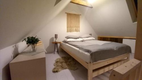 um quarto com uma cama grande num sótão em Domek Wonkopianka em Grywałd