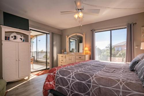 um quarto com uma cama grande e uma varanda em Ocean Park Terrace 202 em Bradenton Beach