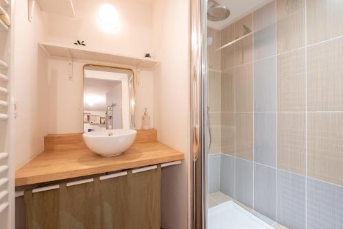 une salle de bain avec un lavabo blanc et un miroir dans l'établissement Studio cosy Toulouse centre, à Toulouse