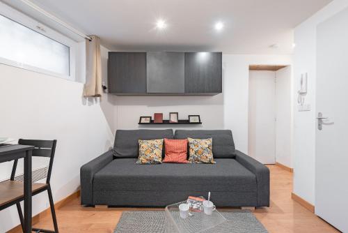 un salon avec un canapé et une table dans l'établissement Studio cosy Toulouse centre, à Toulouse