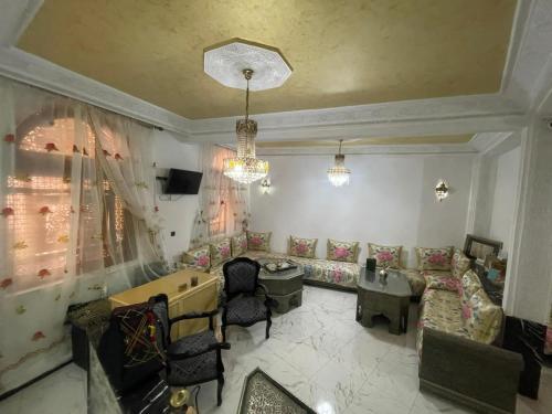 sala de estar con sofá y mesa en Riad Malak en Meknès