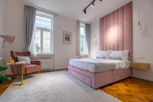 Ένα ή περισσότερα κρεβάτια σε δωμάτιο στο Crown Apartments