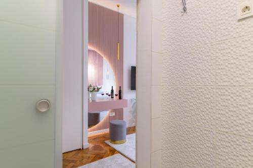 Ένα μπάνιο στο Crown Apartments