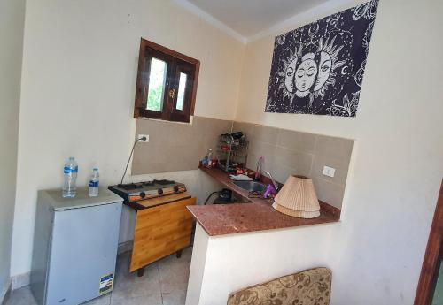 - une cuisine avec un comptoir et un évier dans l'établissement Dahab house apartment, à Dahab