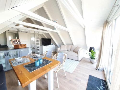 cocina y sala de estar con mesa y sillas en Ein bisschen Luxusfeeling direkt am Neusiedler See en Rust