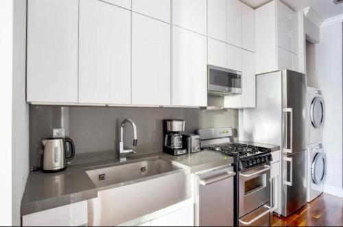 A kitchen or kitchenette at Cozy 2 bedroom near Time Square