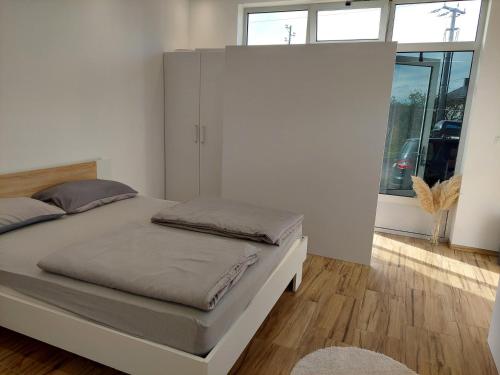 Кровать или кровати в номере Apartmani Halilčević