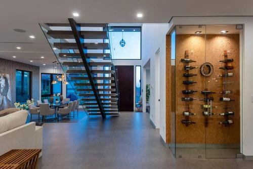 - un salon avec un escalier dans une maison dans l'établissement Luxurious Modern Mansion Hollywood Hills, à Los Angeles
