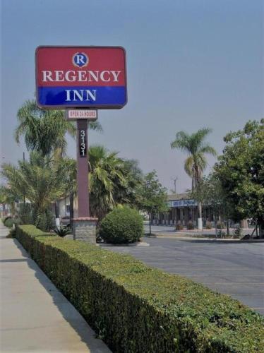 un panneau d'auberge de régence sur le côté d'une rue dans l'établissement Regency Inn Norco, à Norco