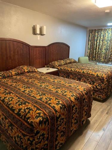 Postel nebo postele na pokoji v ubytování Regency Inn Norco