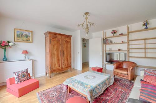 un salon avec un canapé et une table dans l'établissement Appartement Martino - Welkeys, à Paris