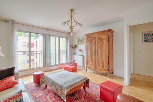 un salon avec un canapé et une table dans l'établissement Appartement Martino - Welkeys, à Paris