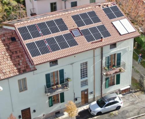 um edifício de apartamentos com painéis solares no telhado em Casa22 em Abbadia San Salvatore