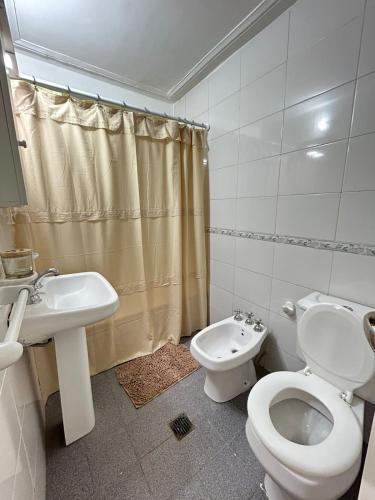 een badkamer met een toilet en een wastafel bij Monoambiente amoblado in San Miguel de Tucumán
