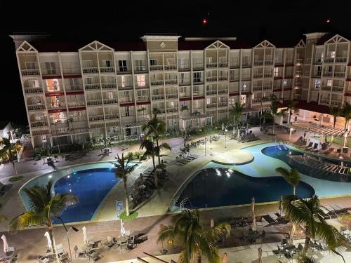 a large apartment building with a large swimming pool at Thermas São Pedro Park Resort in São Pedro