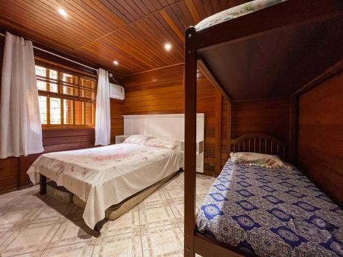 a bedroom with a bunk bed and a bed sidx sidx sidx at Angra Pier600 Casa beira mar in Angra dos Reis