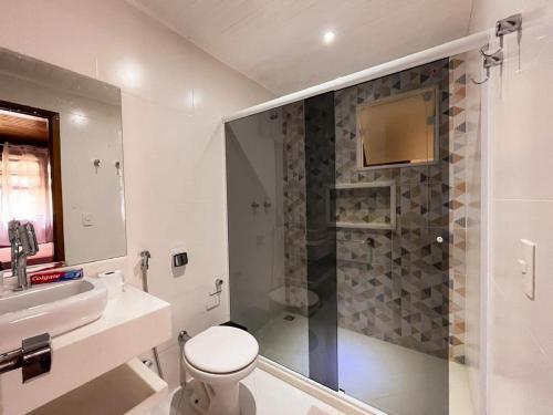 a bathroom with a shower and a toilet and a sink at Angra Pier600 Casa beira mar in Angra dos Reis
