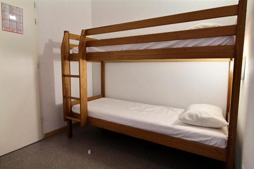 quelques lits superposés dans une chambre dans l'établissement Cozy 6-person apartment with balcony, à Saint-Étienne-en-Dévoluy