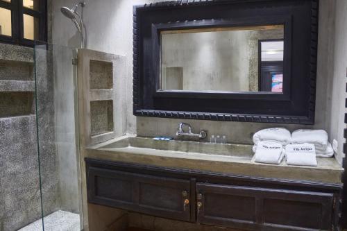 Kylpyhuone majoituspaikassa Hotel Villa Antigua
