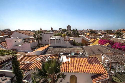 una vista aérea de una ciudad con techos en Casa Siete Infantes, en Cartagena de Indias