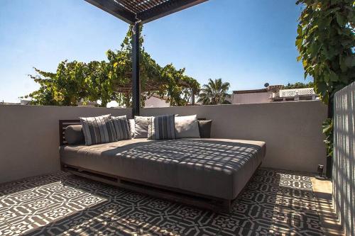 1 cama en la parte superior de un patio en Casa Siete Infantes, en Cartagena de Indias