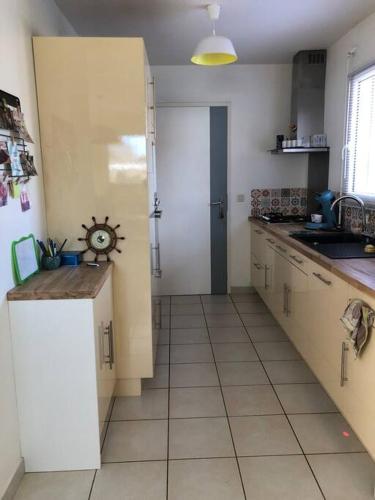 une cuisine avec un évier et un plan de travail dans l'établissement Ty Gabi - Maison à 20 minutes des plages, à Landaul