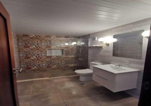 uma casa de banho com um lavatório e um WC. em BBmontejunto em Cadaval