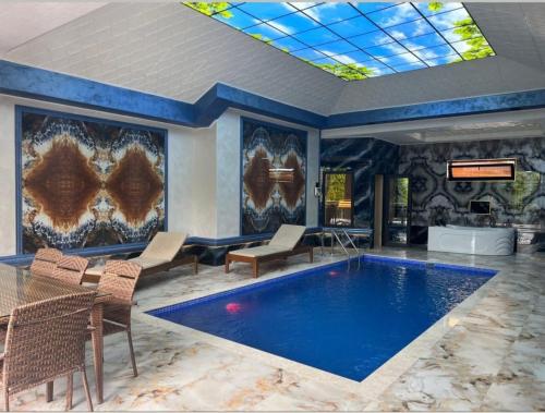 A piscina localizada em Panorama Hotel Oghuz ou nos arredores