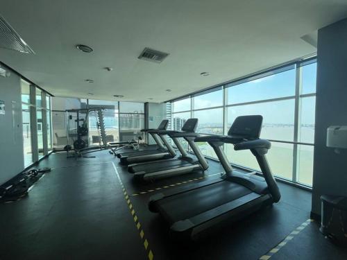 een fitnessruimte met een rij loopbanden in een gebouw bij Suite en Puerto Santa Ana! in Guayaquil