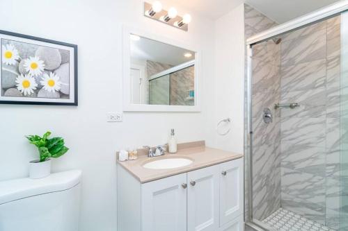 A bathroom at McCormick Place 3Br/2Ba with Optional Parking
