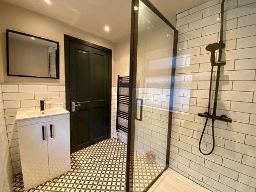 een badkamer met een douche, een toilet en een wastafel bij LFC 6 Bedroomed House sleeps 14 in Liverpool