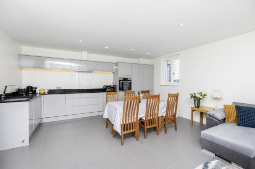 Beach Front Getaway - Luxury Apt with Large Garden