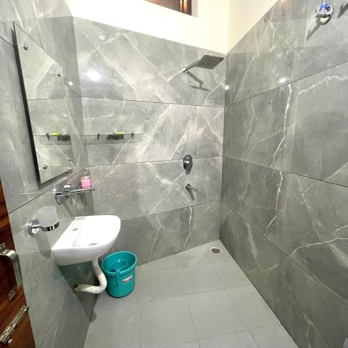 Ein Badezimmer in der Unterkunft Homestay Comforts 500m from Amritsar Airport