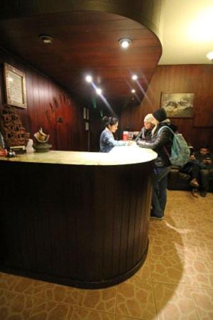 dos mujeres de pie en un bar en un restaurante en Camino Real Puno en Puno