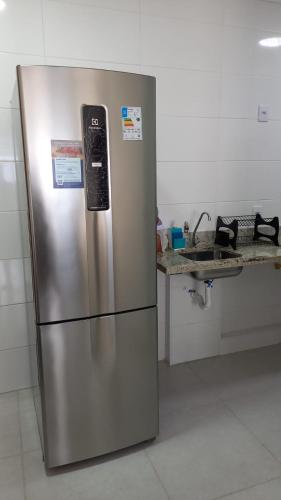 a stainless steel refrigerator in a kitchen at Apartamento no Condomínio da Fé in Cachoeira Paulista