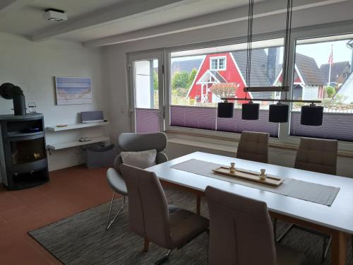 een kamer met een tafel en stoelen en een rode schuur bij Schlei-Perle in Kappeln