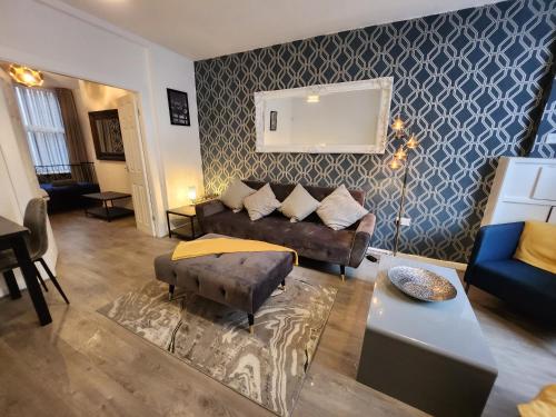 リバプールにあるGoodison Accommodationのソファとテーブルのあるリビングルーム