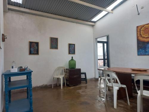 Zimmer mit Tisch, Stühlen und Vase in der Unterkunft Renacer en Salta in Salta