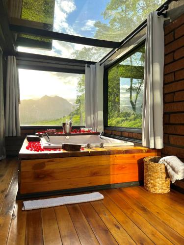 Pemandangan gunung umum atau pemandangan gunung yang diambil dari lodge